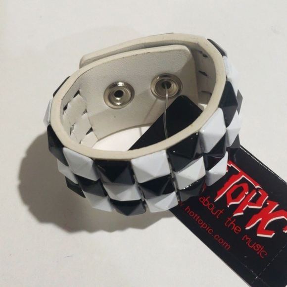 Chunky Snap Closure Bracelet Elegant Black & Write - Women's Fashion Jewelry - Picture 4 of 7